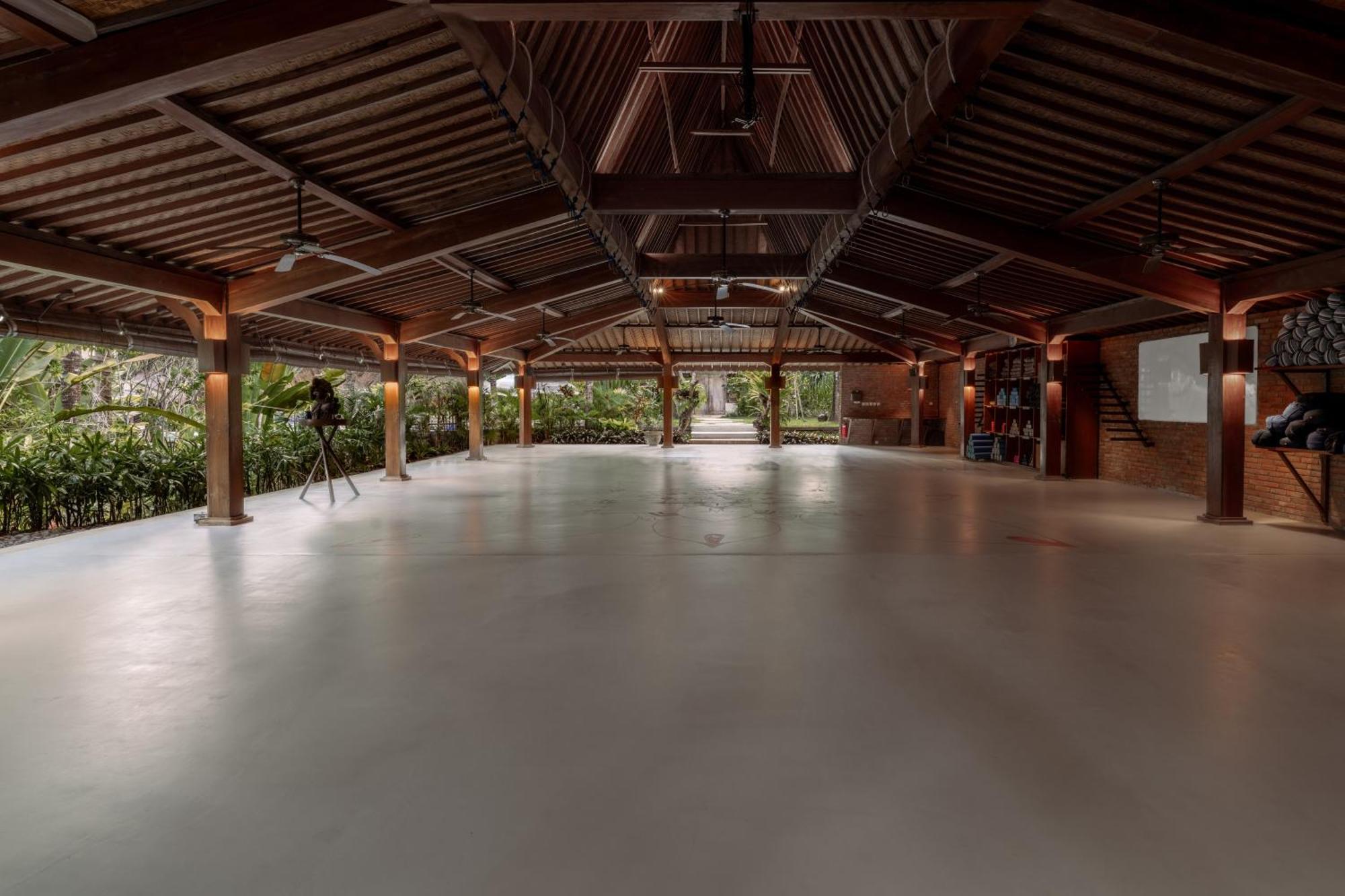Hotel Komune And Beach Club Bali Керамас Екстериор снимка
