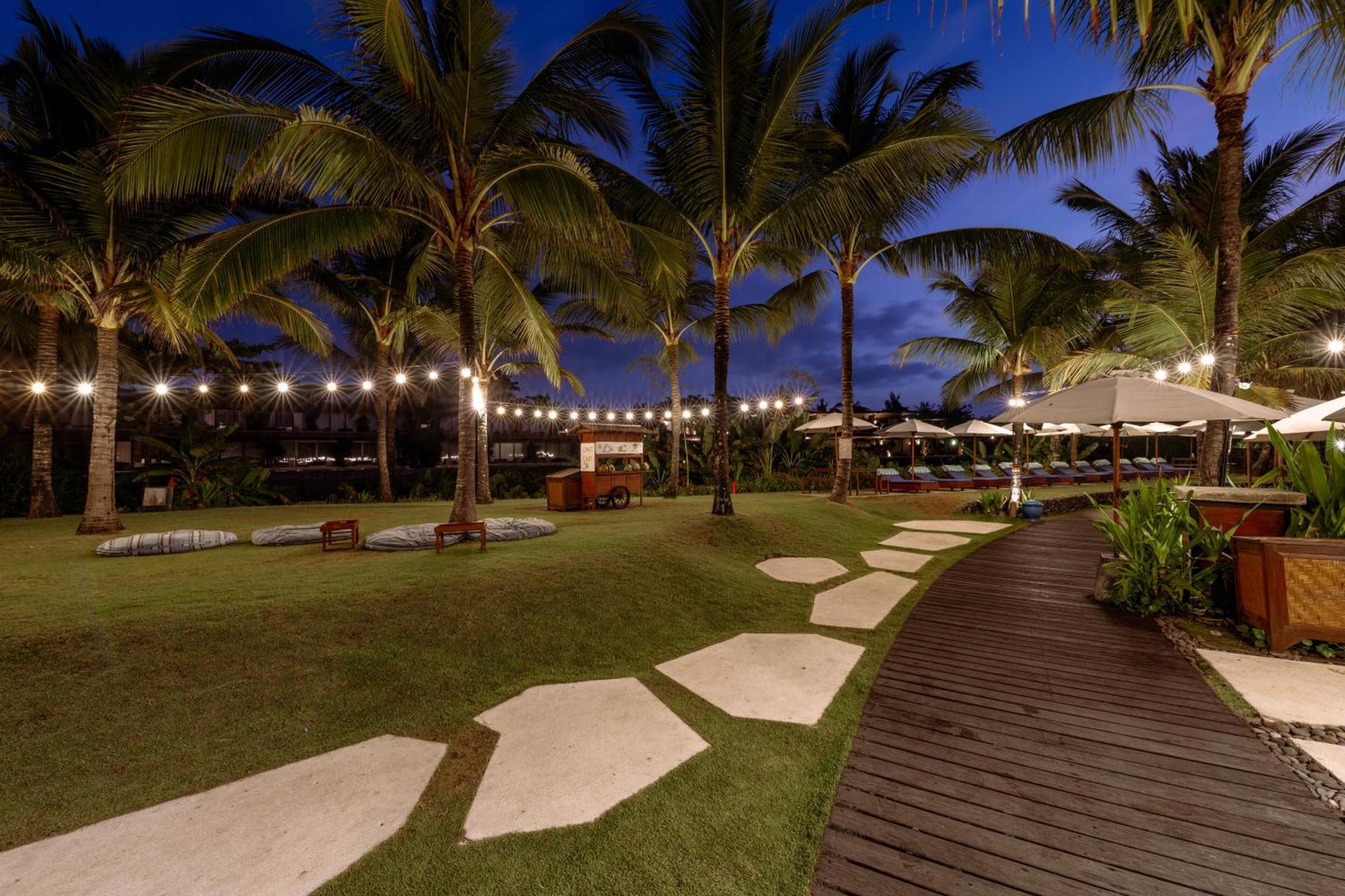 Hotel Komune And Beach Club Bali Керамас Екстериор снимка