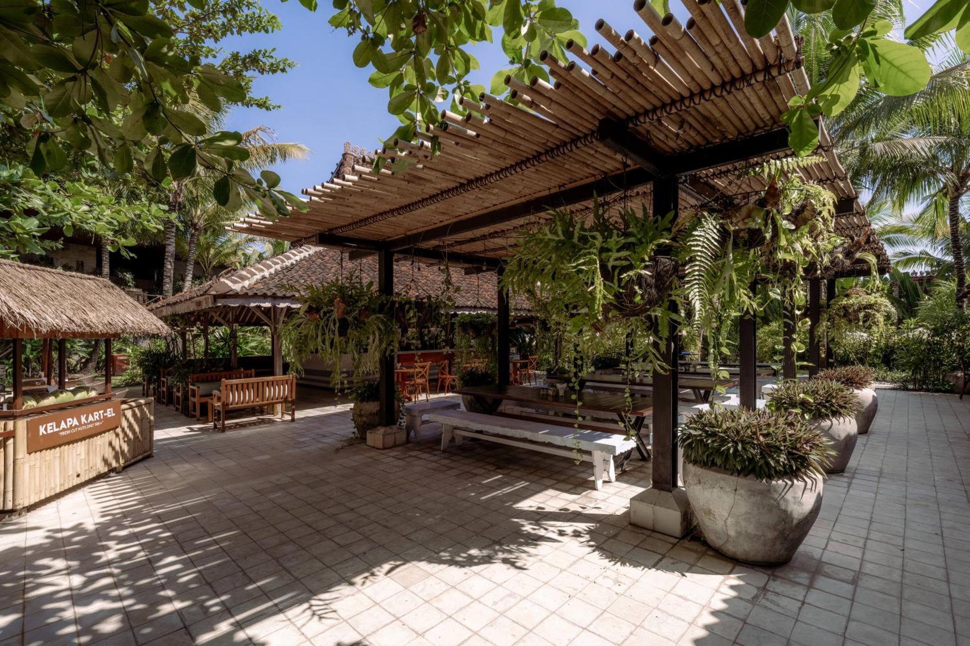 Hotel Komune And Beach Club Bali Керамас Екстериор снимка