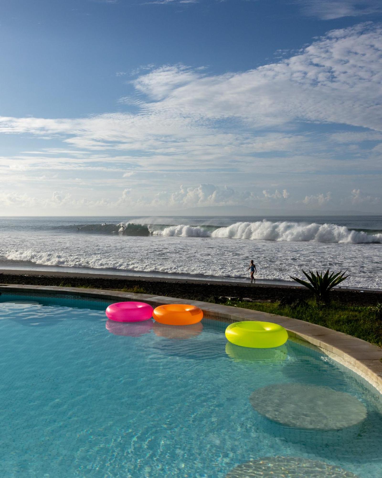 Hotel Komune And Beach Club Bali Керамас Екстериор снимка