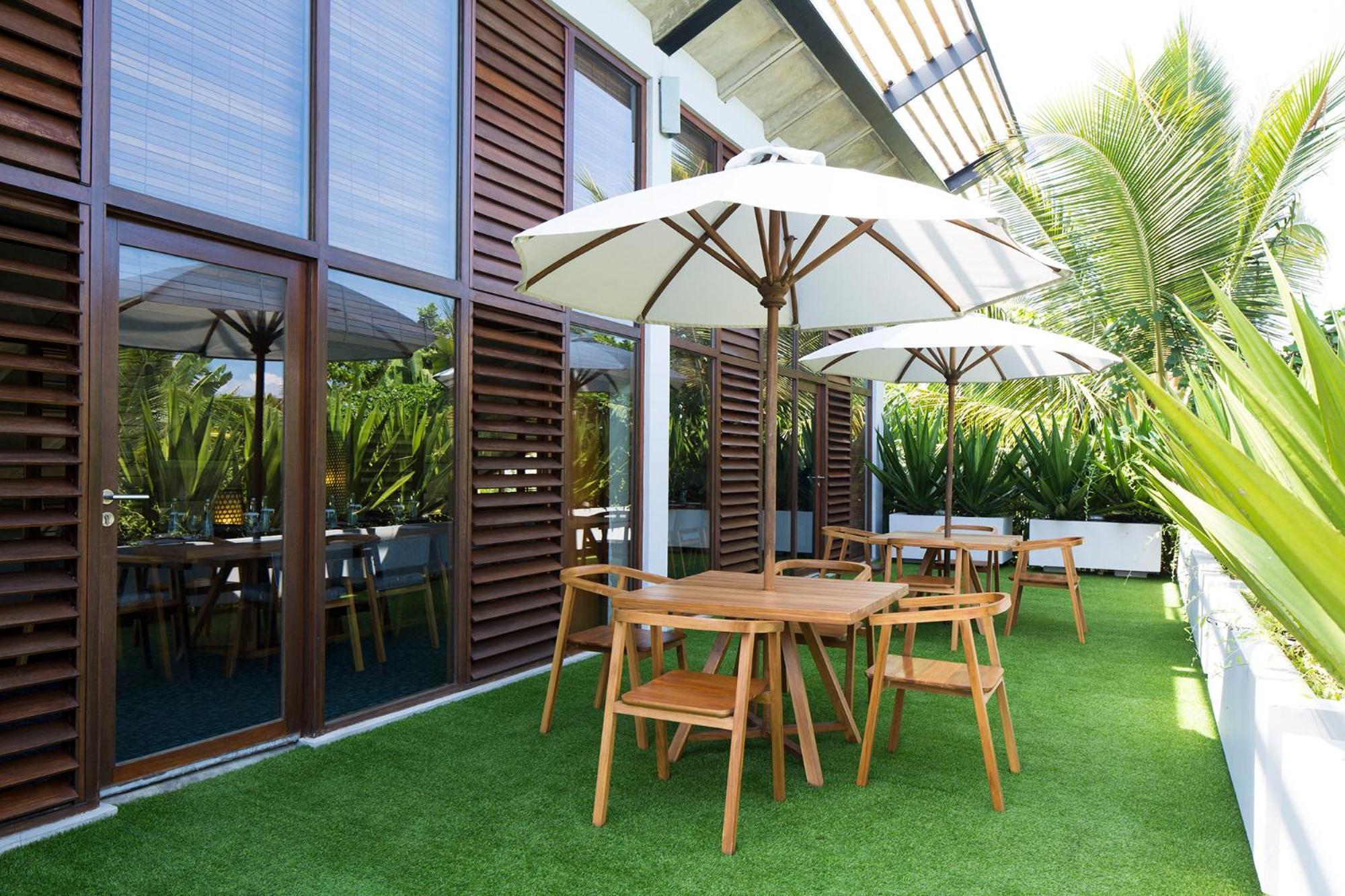 Hotel Komune And Beach Club Bali Керамас Екстериор снимка