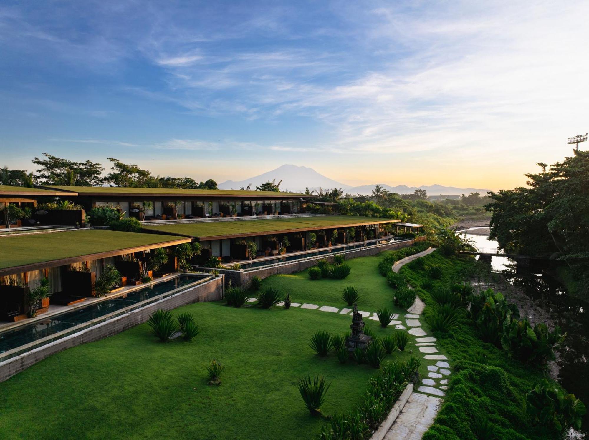 Hotel Komune And Beach Club Bali Керамас Екстериор снимка